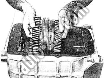 Снятие шестерни 4-й передачи и синхронизатора Tata 613